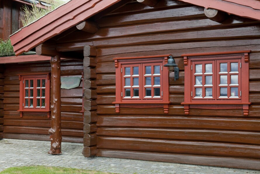 STRUKTUR OG SPILL: Ved å beise hytta, vil du kunne se treverkets struktur gjennom beisen. Det kan gi et flott spill i fasaden.
