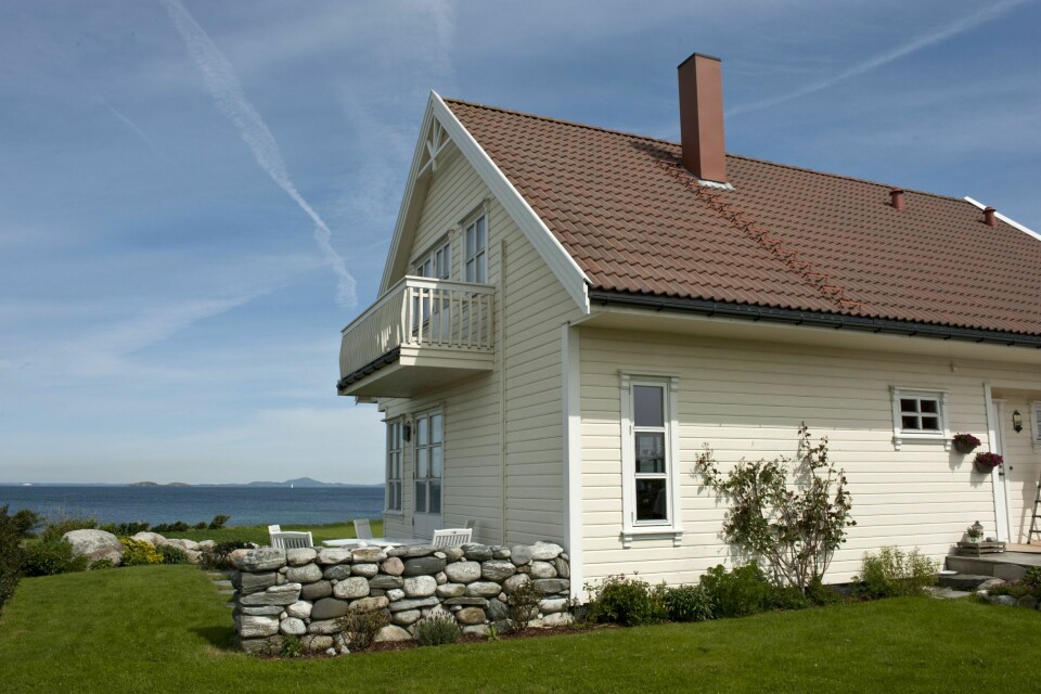 DEKKBEIS: Den fungerer som en mellomting mellom beis og maling. Den har tynnere konsistens enn maling, men er mer dekkende enn beis.