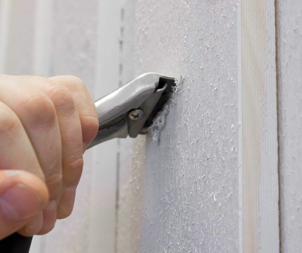 <b>VIKTIG GRUNNARBEID:</b> Løstsittende maling eller beis må fjernes før du skal overflatebehandle veggene. Du kan bruke skrape eller stålbørste når du gjør denne jobben.