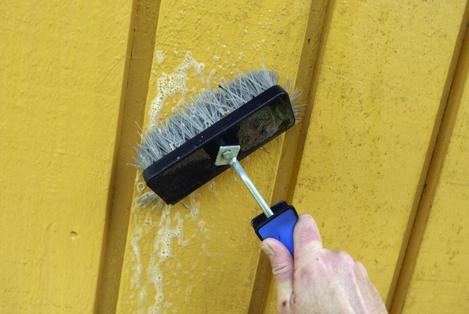 VASKING AV HUSFASADE: Ta deg god tid og vær nøye med rengjøringen, så får du et bedre resultat til slutt.