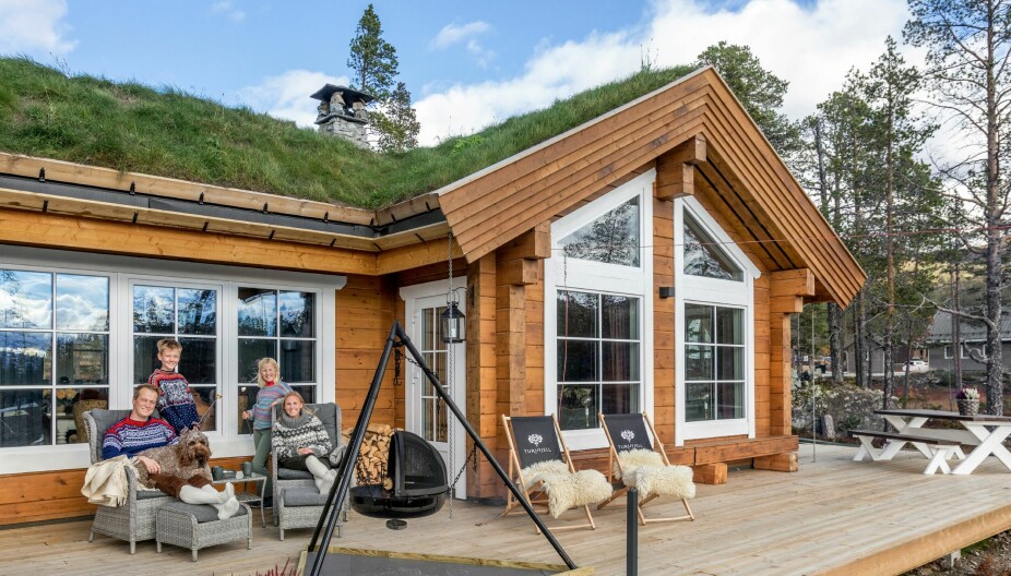 SELVBYGGET: Laffen ligger vakkert til på Turufjell. Marianne og Bernt har tegnet hytta og gjort alt byggearbeid selv, med unntak av det som har med rør og elektrisitet å gjøre.