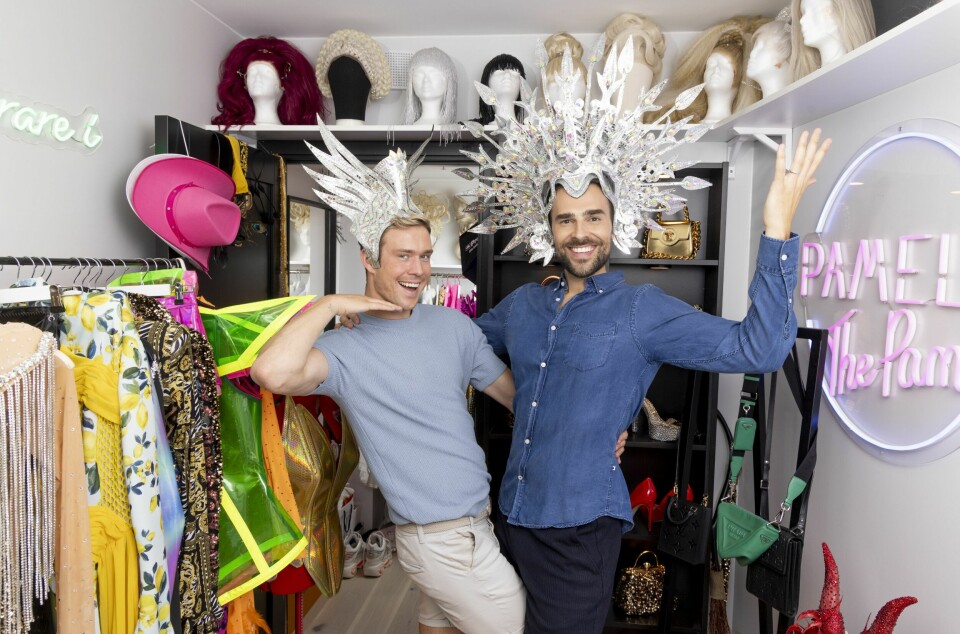 KREATIVE: Både Kim og Marius får utløp for kreativitet og glamour i dragmiljøet. Et av rommene i leiligheten er øremerket drag-garderoben. Her finnes symaskin, parykker, antrekk, sko, smykker og annet tilbehør i bøtter og spann.