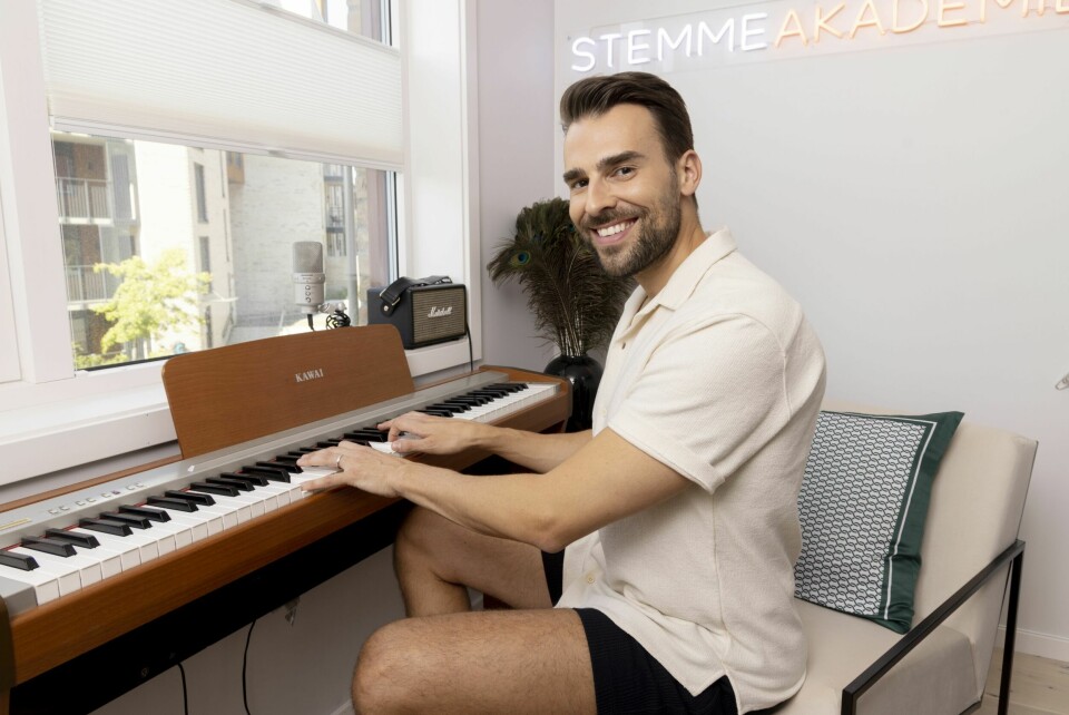 TRAVEL MANN: Kim har mange jern i ilden. Ved siden av sin egen karriere som artist og programleder, er han også sanglærer, kordirigent for flere sanggrupper og driver sangskolen «Stemmeakademiet». Han har selvfølgelig sitt eget musikkrom i leiligheten.