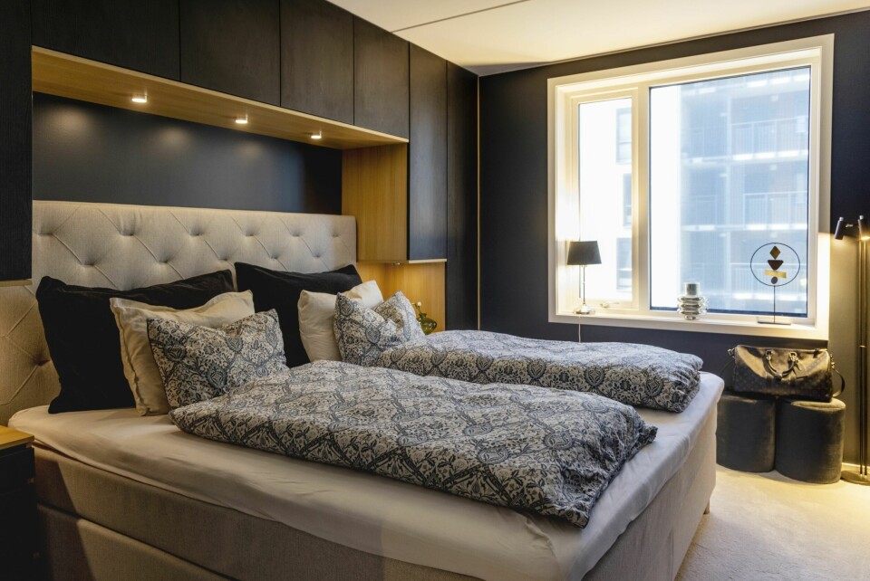 SKJØNNHETSSØVN: Soverommet er i mørke toner, og det er bygget ekstra skapplass over dobbeltsengen.