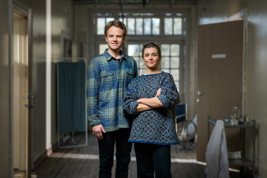 <b>SKAL SKREMME:</b> Erik Solbakken og Annika Momrak er programledere for den nye NRK-serien «Vettskremt», der de skal skremme 10 deltagere hver natt i «Norges skumleste hus».