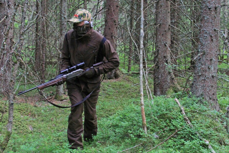 STILLE I SKOGEN: Når man skal ut på jakt kan det være en fordel å kunne ferdes lydløst i terrenget. Helst skulle man kanskje hatt på seg ull og fleece for å være så stille som mulig, men når man har behov for lette og vannavstøtende klær kan de 'bråke' mer.