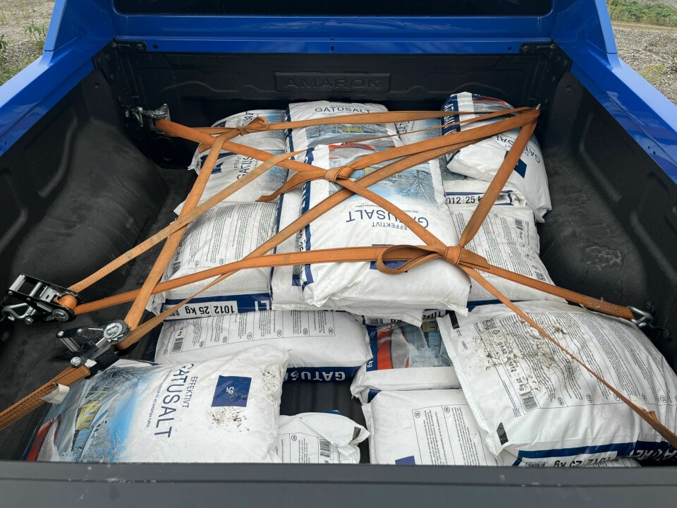 KAPASITET: Sprøytet planbeskyttelse er standard. Planet har seks festekroker og plass til europall på tvers. Amarok kan leveres med manuelt rulledeksel (25 700 kroner) eller elektrisk (38 800 kroner).