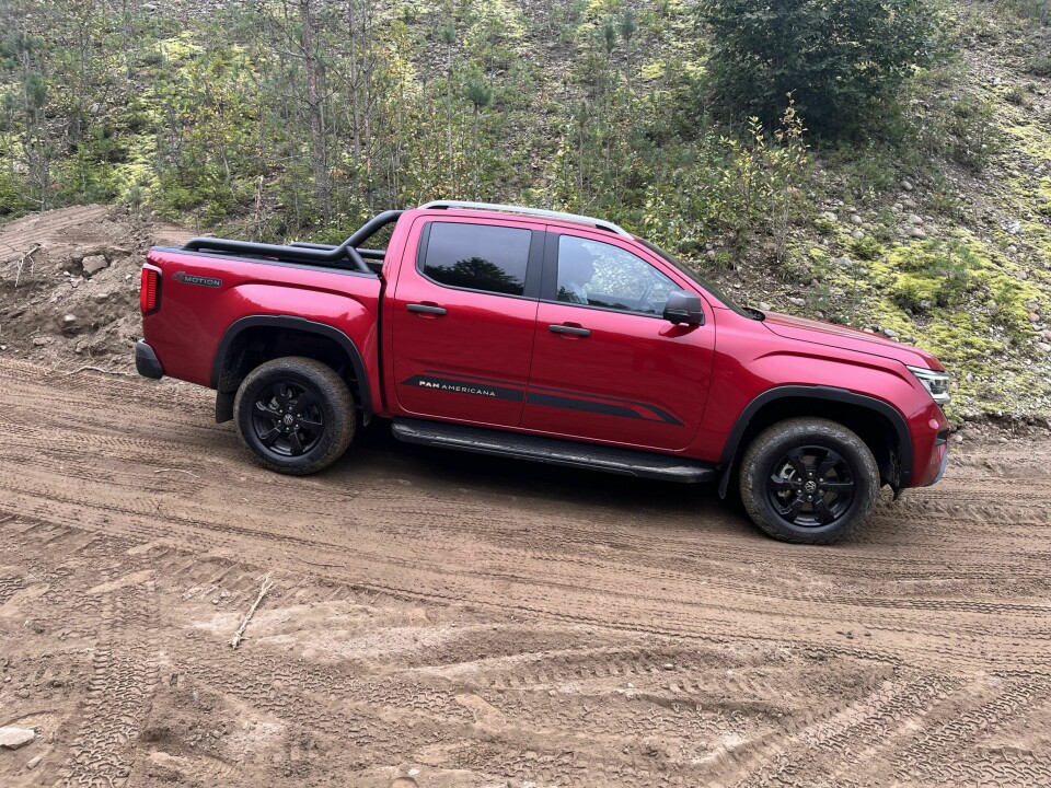 LENGDE: Med en lengde på 535 cm er nye Amarok rundt 10 cm lengre enn forgjengeren. Akselavstanden på 327 cm er en økning på 17,5 cm, noe som gir mer plass i dobbeltkabinen.
