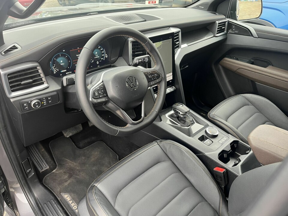 AMAROK: Skinnseter med 10-veis elektrisk justering av forseter er standard på toppversjonen Aventura. Den kommer også standard med Harman Kardon-lydanlegg 10 høyttalere og 640 watts forsterker.