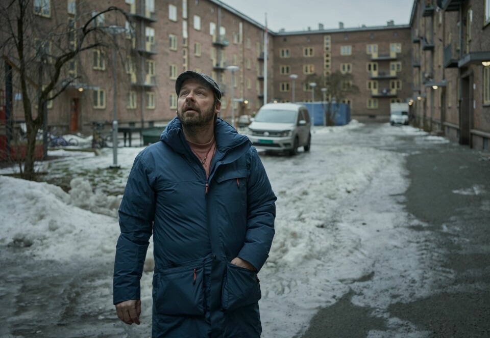 UKOSELIG: I området Petter flyttet inn er det mange kommunale boliger.  – Mye kunne vært gjort for å gjøre det hyggeligere her. Det er et svært grantre i bakgården, men selv om det var desember ble det ikke pyntet eller satt opp lys for å gjøre det litt triveligere, forteller Petter.