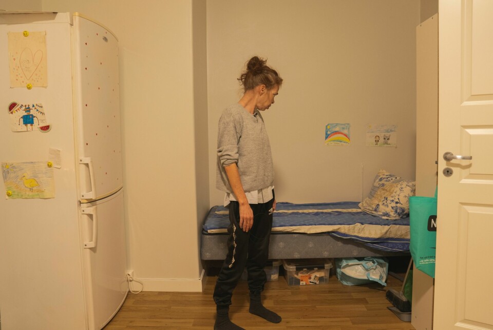 ANNE-KATHRINE: I serien møter vi Anne-Katrine som sliter med senskader etter kreftbehandling. Hun må betale for flere av medisinene sine selv og på grunn av trang økonomi måtte hun flytte til en mindre leilighet.