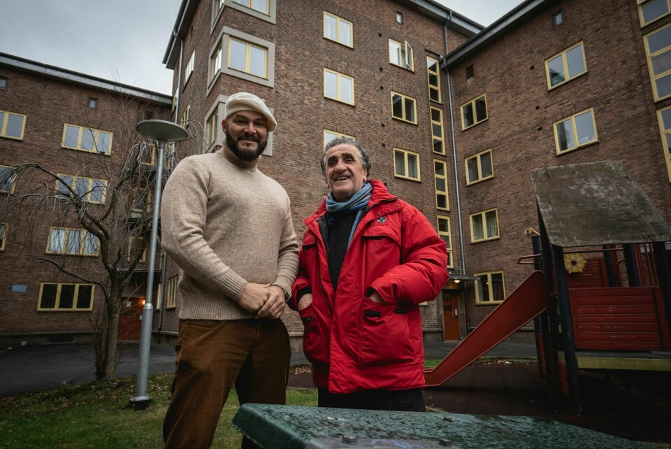 HJELPER ANDRE: Christian René (t.v.) har lagt en brokete fortid bak seg. I dag jobber han for NAV og bruker all sin tid på å hjelpe andre og blant annet beboerne på Torshov. Her sammen med «vaktmester» Nico.