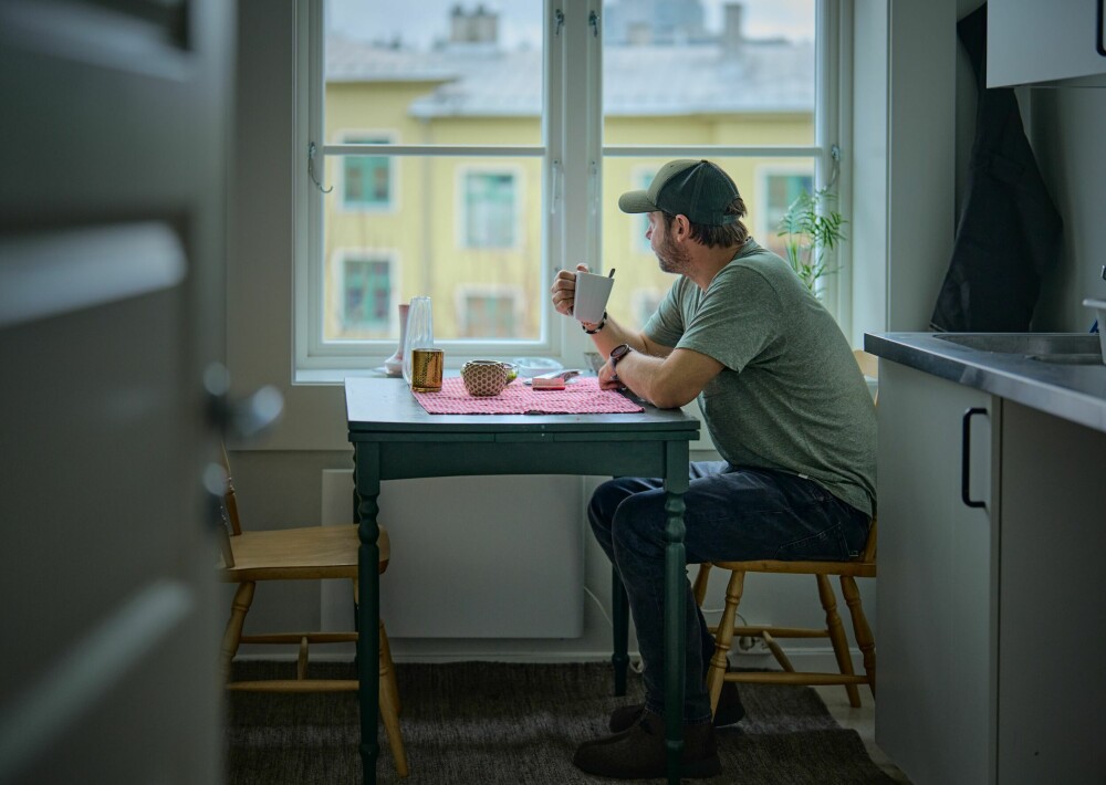 <b>ENSOMHET:</b> Fra kjøkkenvinduet i i den kommunale boligen på Torshov så Petter mennesker sitte i kjøkkenvinduet sitt i 12 timer i strekk. – Det er mye ensomhet her, sier Petter.