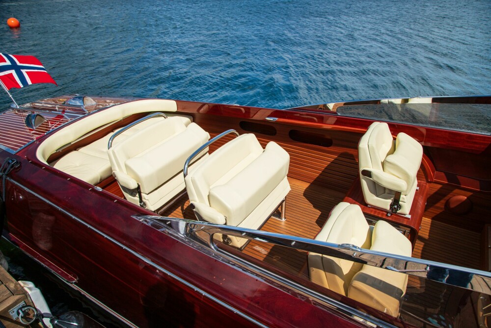 <b>PÅ REKKE:</b> Når båten er så slank som dette, er det en god løsning med komfortable seter etter hverandre. 