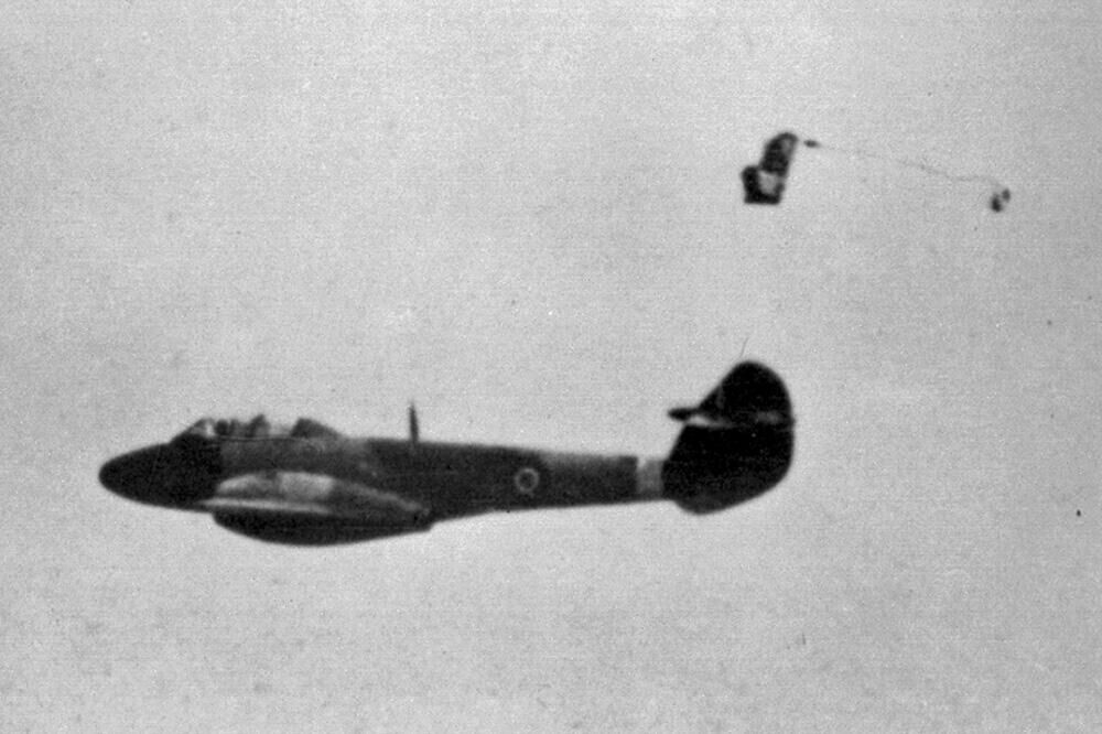 <b>KATAPULTSETE:</b> Første test av Bernard Lynch' katapultsete, installert i en Gloster Meteor F3, 24. juli 1946. Det gikk ikke like knirkefritt da Brian Cross skjøt seg ut ni år senere.