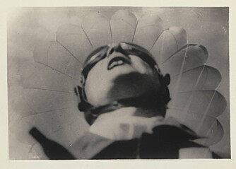 <b>ET PERFEKT HOPP:</b> Willi Ruge med en selfie under en fallskjermhopp i 1931. Da Brian Cross så opp under sitt hopp 24 år senere, så han bare en illevarslende flagrende pølse.