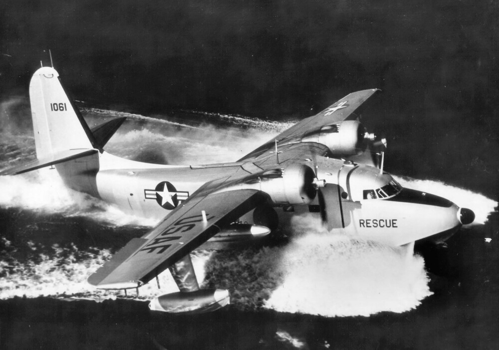 <b>REDNINGEN:</b> Utmattet drev Cross for vær og vind. Så kom redningen. Et amerikansk Grumman SA16 Albatross amfibium fra Air-Sea Rescue squadron gikk ned på sjøen femti meter borte og takset mot ham.