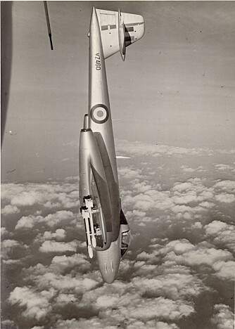 <b>UTE AV KONTROLL:</b> Han skulle stupe ned til 9000 meter. Men så skjedde det fatale, i en hastighet av 0,7 Mach, begynte Gloster Meteor jagerflyet å spinne ukontrollert.