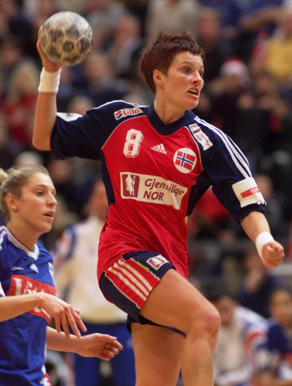 <b>HØYDEPUNKT</b>: Mia og håndballjentene tok VM-gullet i 1999. Her er hun i aksjon under finalen mot Frankrike på Lillehammer.