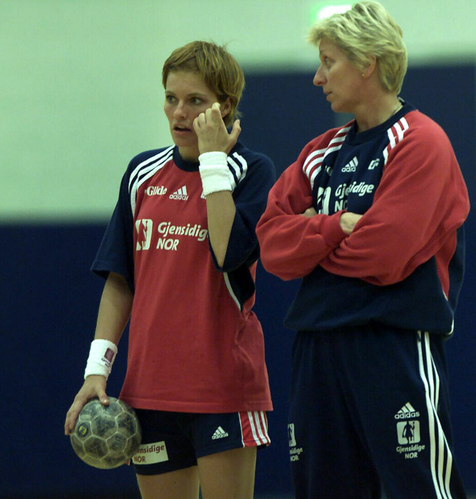 <b>MARIT BREIVIK:</b> Mia sammen med trener Marit Breivik i år 2000. Landslagssjefen var ikke alltid like glad for krumspringene til sin unge spiller.