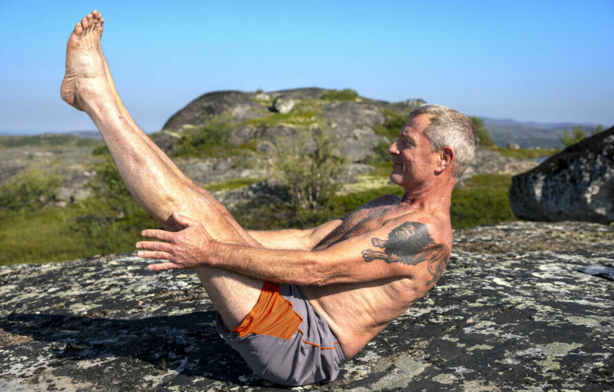 YOGA I FINNMARKS NATUR: Roy Erling Karlsøen ved campenpå en fjellknaus i Finnmark