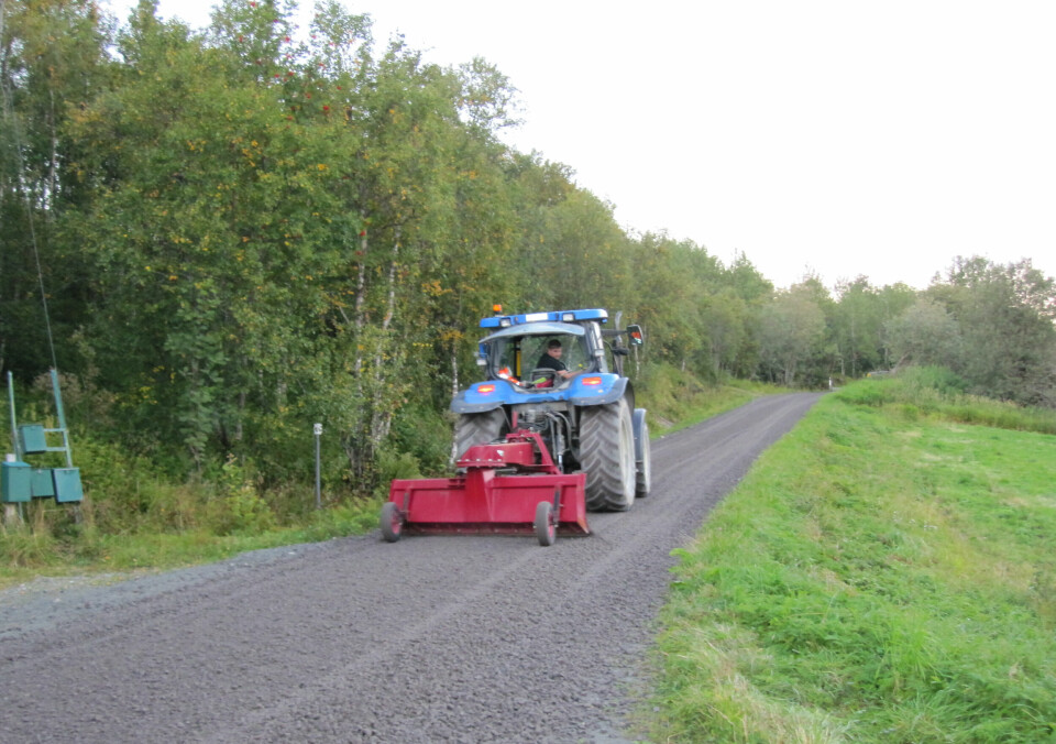 HØVLING: Høvlingen bør utføres etter et skikkelig regnskyll – og når veien har begynt å tørke, men før grusen er helt tørr. Hvis du ikke kan vente på et regnskyll, bør du vanne veien rikelig før og under arbeidet.