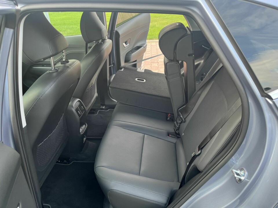 BEDRE PLASS: Seks centimeter lengre akselavstand gjør godt for bakseteplassen. Ryggen på baksetene har smart 40:20:40-fordeling.