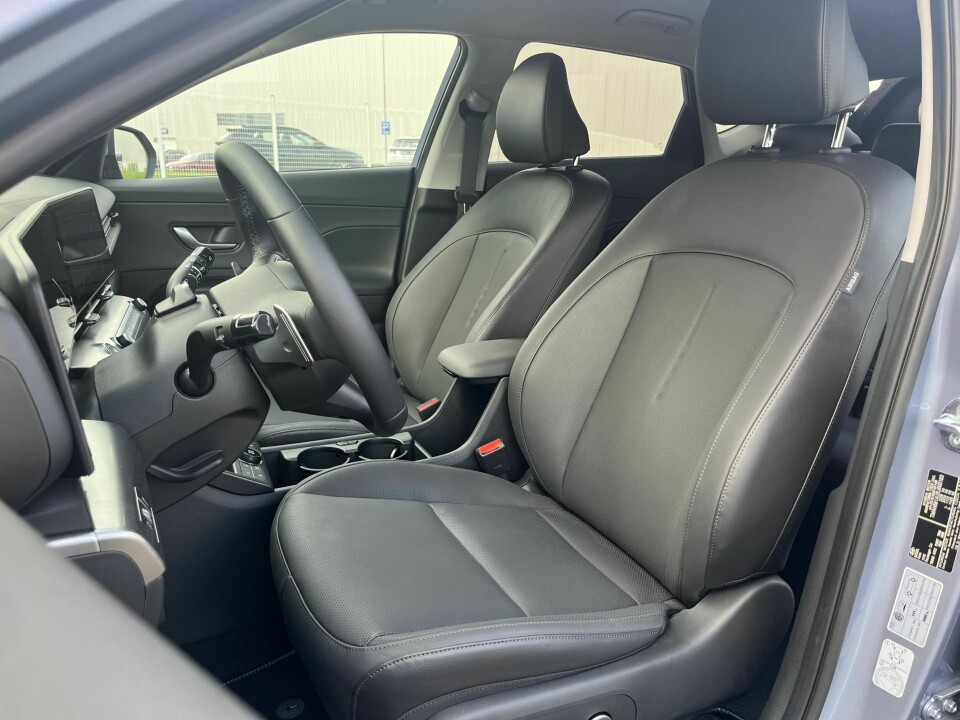 SKINN: Hyundai Kona kan fås med perforerte skinnseter med både varme og kjøling.