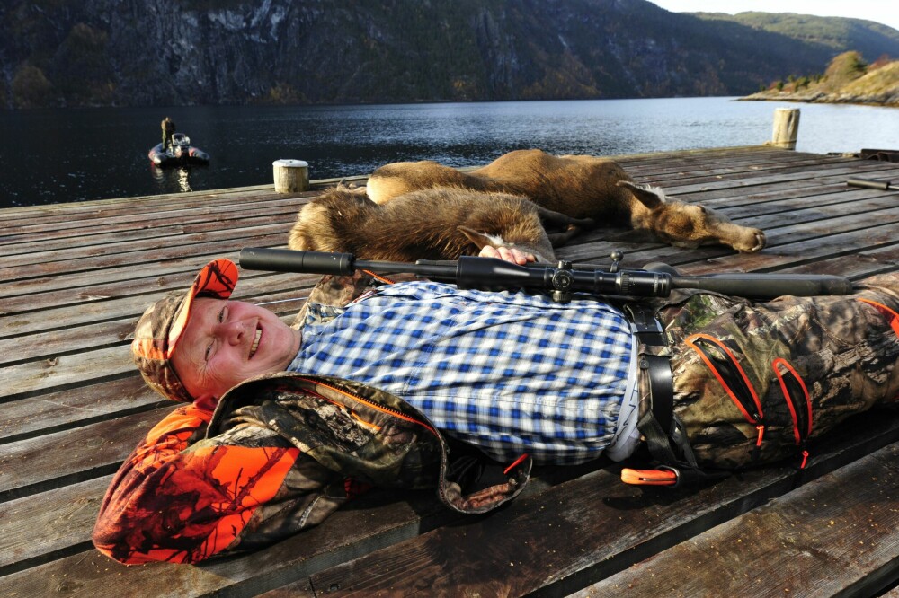 <b>VELLYKKET JAKTDAG: </b>Bent Johnny Bäckström puster ut på kaia etter en vellykket hjortejakt i de stupbratte hjorteliene i Aurland.