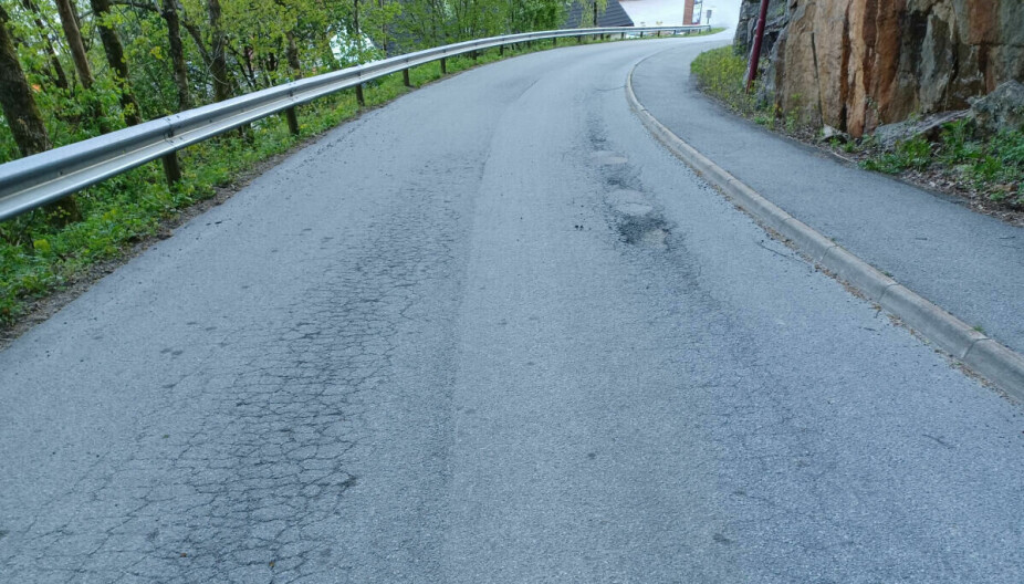 ASFALT: Denne veien har fått dårlig asfalt – og er et resultat av mangelfull drenering. Stillestående vann er det mest ødeleggende for en vei.