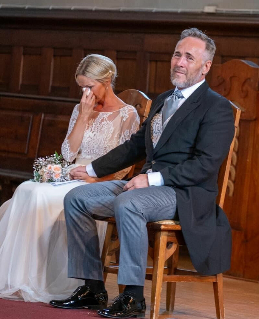 BEVEGET: Det var sterkt for Eva og Michael å høre sangene som ble fremført i kirken.