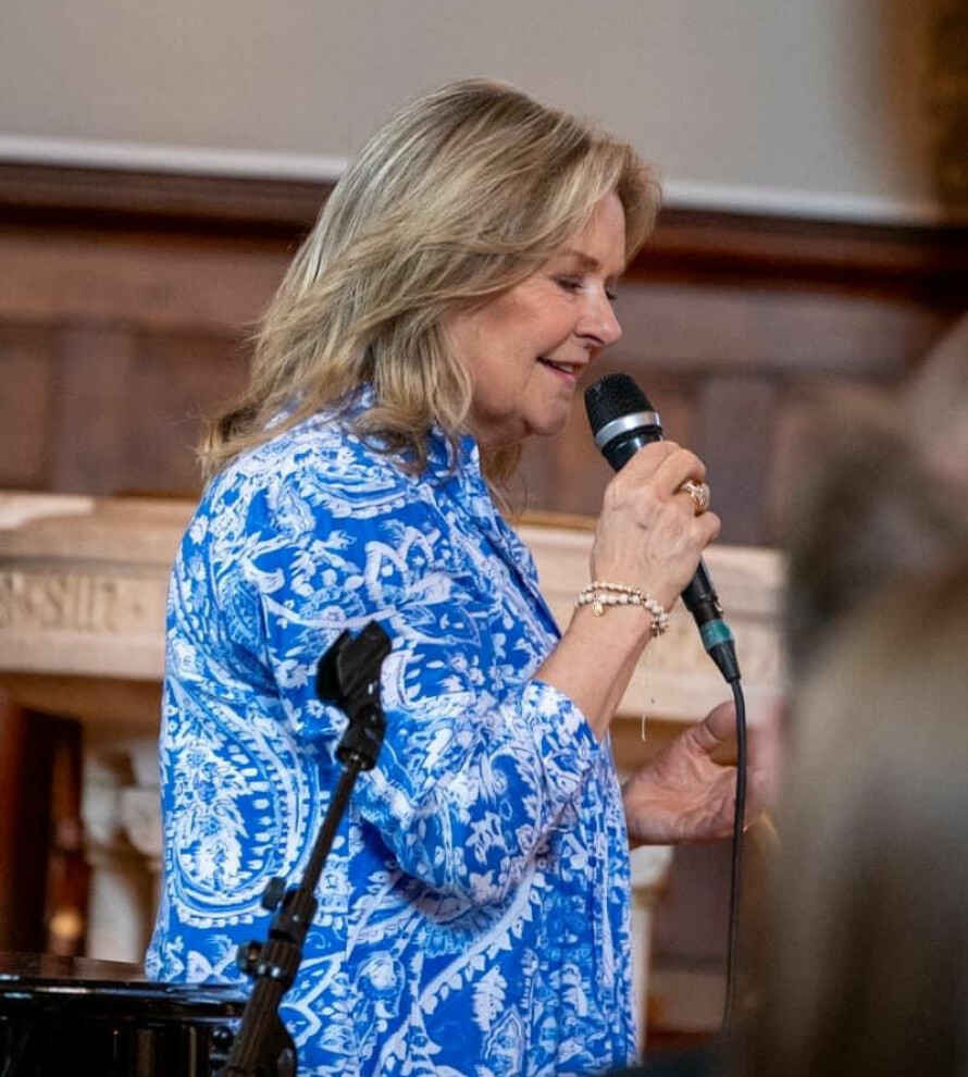 MAGISK: Elisabeth «Bettan» Andreassen opptrådte med stemningsfulle «Danse mot vår». Hun er en god venn av brudeparet.