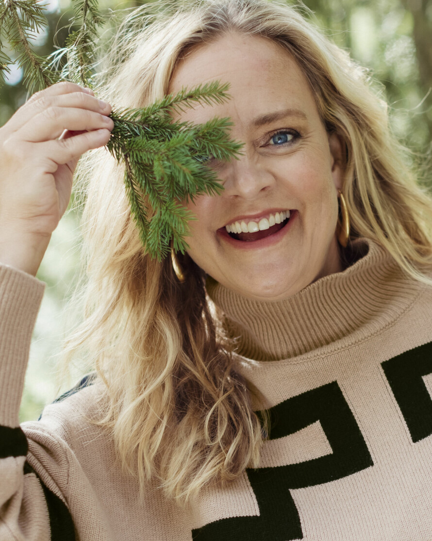 STYLING: Genser fra Notshy hos No22 Damplassen, kr 2399. Skjørt fra Munthe hos No22 Damplassen, kr 5199. Boots Henriettes egne. Ring A&C, 598. Øredobber A&C, kr 598