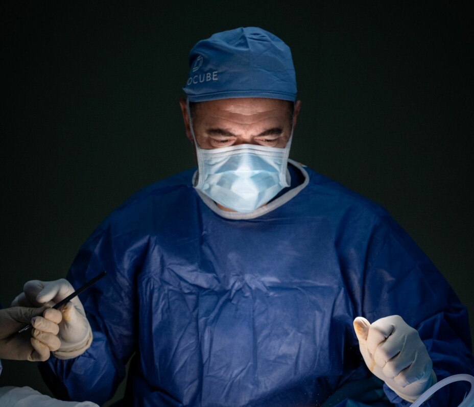 <b>SKAPEREN:</b> Kirurg Tunç Tiryaki klar til å utføre brystforstørring på en kvinne ved sykehuset Gayrettepe Florence Nightingale i Istanbul. 