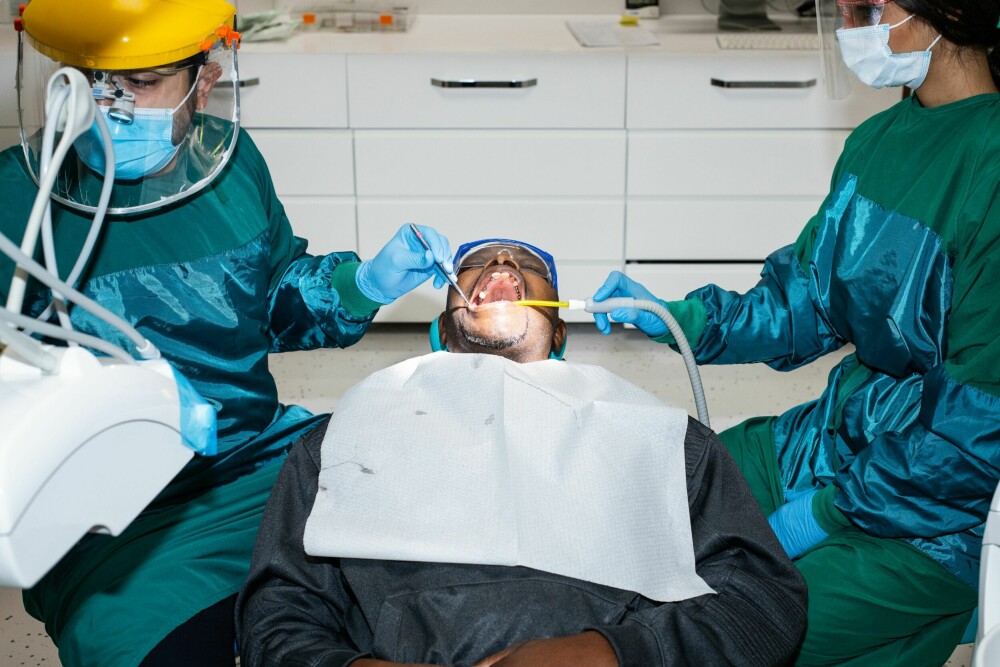 <b>HÅPER PÅ FILMFLIR:</b> Med forventning om å få det såkalte «Hollywood-smilet» oppsøker folk fra hele Europa tannlegene på behandlingsstedet med det kanskje litt misvisende navnet Natural Clinic.