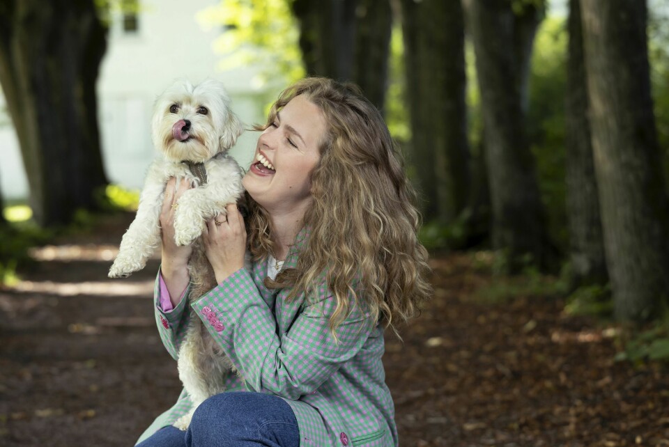 EN LITEN HUND: Ønsket om en ny liten hund blir trolig snart oppfylt for Sanne, da både hun og kjæresten er dyrekjære. Her hilser hun på Roffo på tur i Frognerparken.