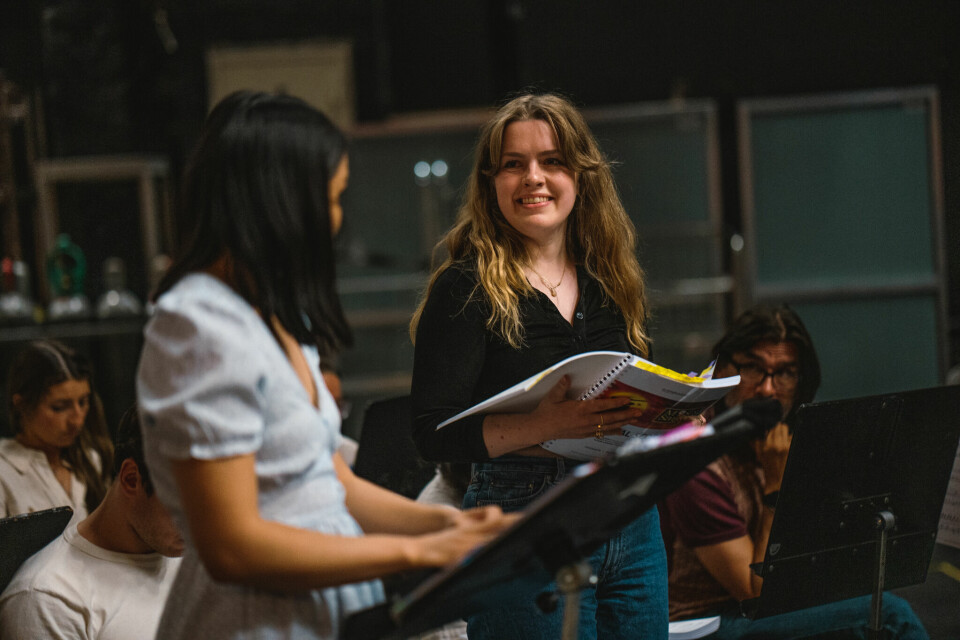 LESE-PRØVE: Her er et bilde fra forarbeidet av suksessen «Miss Saigon». Både Sanne og Catharina Vu, har hovedroller i musikalen.