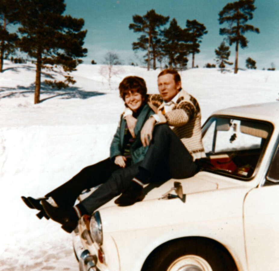 <b>NYFORELSKET:</b> Her er Vivian og Knut i 1971 på panseret til Knuts Morris Marina 1300.