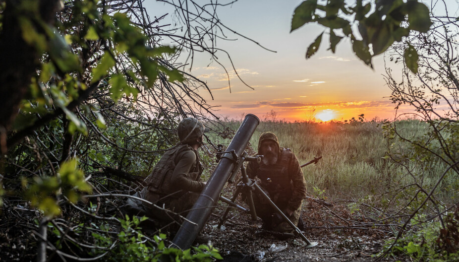DONETSK OBLAST, UKRAINE: Ukrainske soldater forbereder en 120 mm granat som skal avfyres mot russernes frontlinje i Bakhmut-regionen.