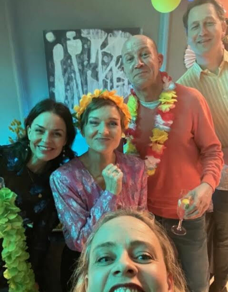 INNSPILLING: Bilde i kulissene med Agnes Kittelsen og Ulrikke Døvigen, som også er gode venner i virkeligheten, samt skuespillerne Henrik Elvestad og Henrik Rafaelsen.