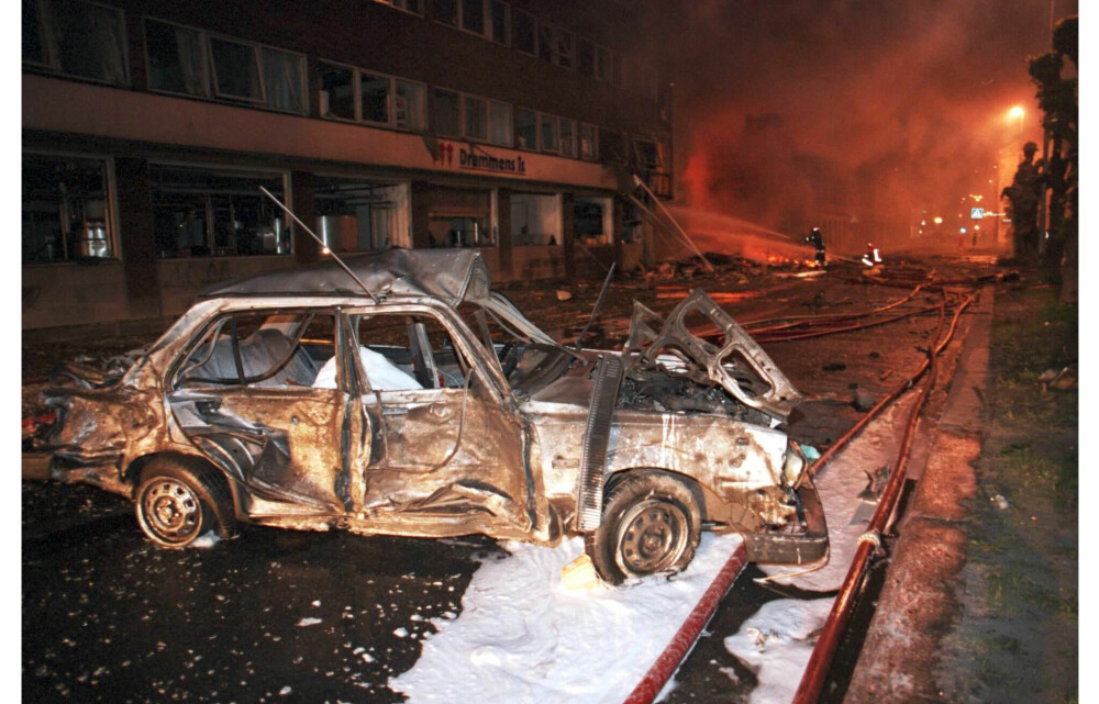 <b>KRIGSSONE:</b> Slik så det ut i Drammen sentrum etter at Hells Angels sprengte en bilbombe utenfor hovedkvarteret til Bandidos. Irene Astrid Bekkevold var på vei hjem fra et middagsselskap da bomben gikk av. Hun satt i passasjersetet på denne bilen.