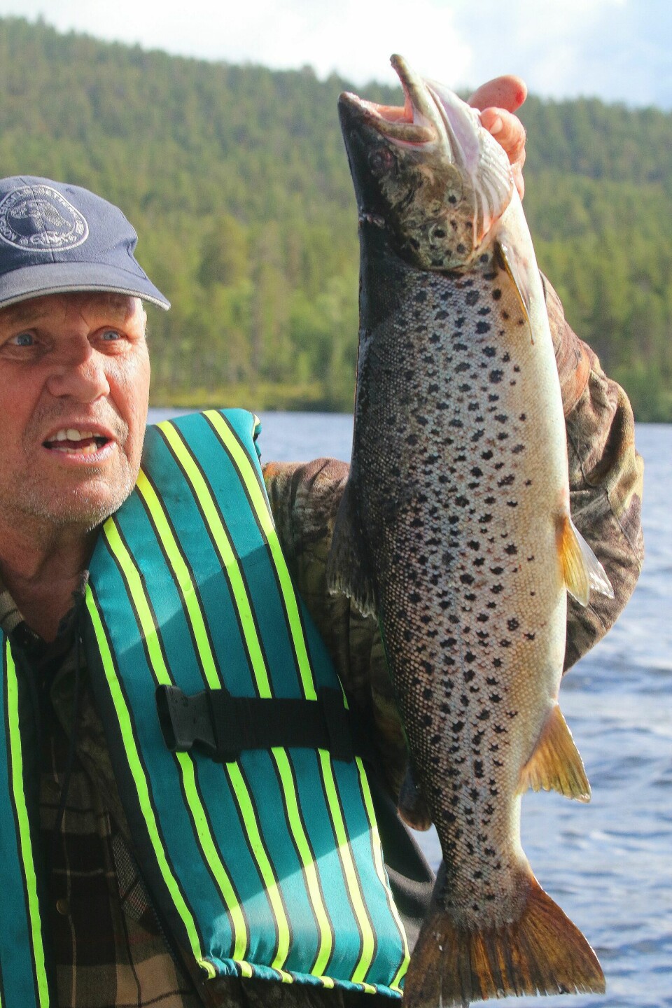 STORØRRET: De store ørretene står ofte langt fra land om dagen, og nås da med båt, som her. Nattetid siger de nærmere land, og byr på spennende fiske.