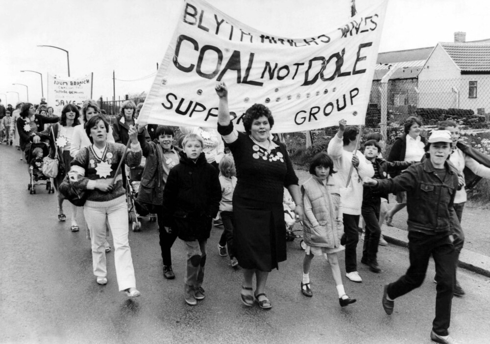 <b>STØTTE:</b> Kvinner og barn i protesttog til støtte for ektemenn og fedre i gruveindustrien. «Coal not Dole» ble et kjent slagord og betyr kull ikke arbeidsledighet. «Being on the dole», betyr at man mottar dagpenger fra staten. 