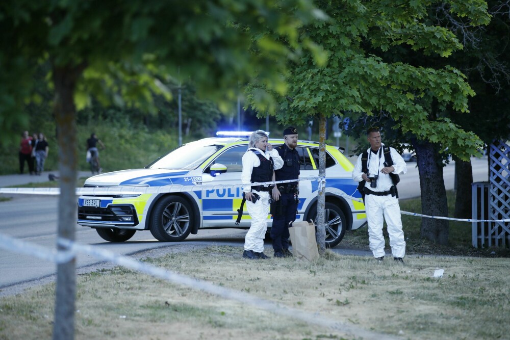 <b>MIDSOMMAR-DRAMA:</b> I Gottsunda sentrum i Uppsala, mens svensker flest feiret midsommar, ble et stort antall skudd løsnet, en rutebuss truffet og en ung gutt lagt inn på sykehus med skuddskader. Gjengkrigens ofre er blitt mange.