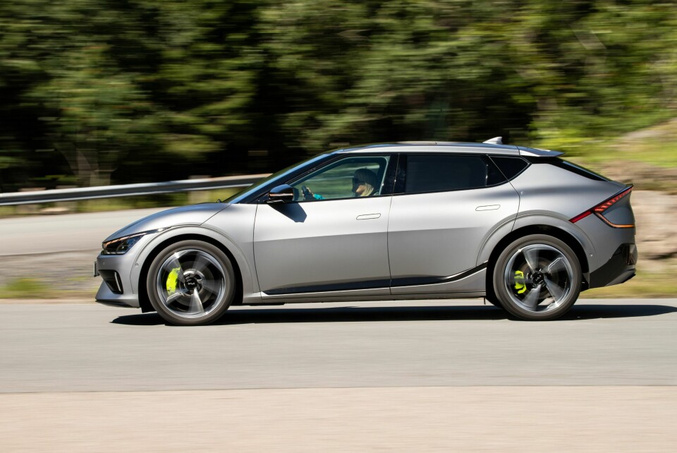 SMÅBØLLETE: Kia tar i bruk noen kjente stylingtriks, legger på med 21-tommers felger, svære bremser med giftig farge på kaliperne og matt lakk. Det funker.