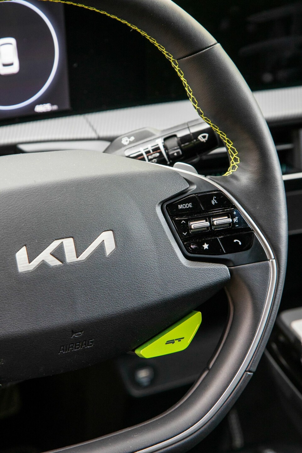 MOROKNAPPEN: GT-bryteren på rattet åpner skjermmenyen for de mest sportslige innstillingene. Men selv med normal-innstillinger er bilen mer enn kvikk nok.