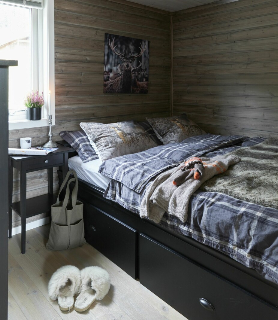 <b>GOD SOVEKROK:</b> Jan-Inge har laget sengen i parets eget soverom. Her er sengen redd med rutete flanellssengetøy fra Halvor Bakkes kolleksjon. Nattbordet er fra Ikea.
