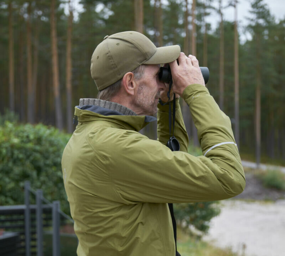 OVERSIKT: Jan-Inge studerer fjorden i kikkerten.