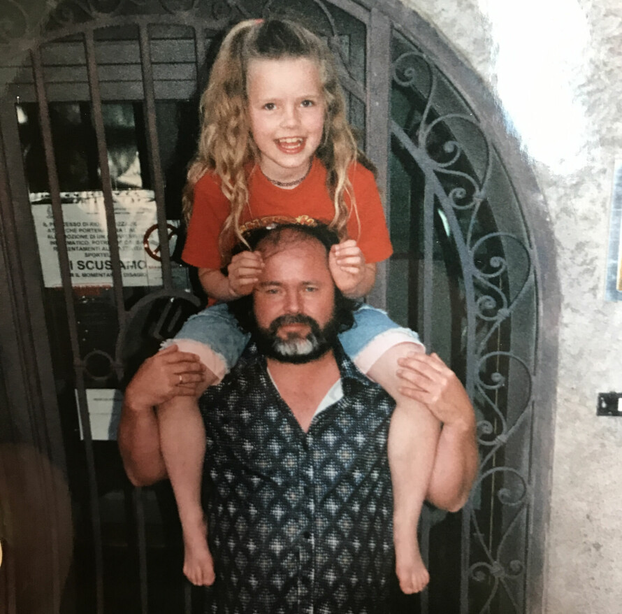 KJENT PAPPA: At pappaen hennes er den folkekjære vise-sangeren Henning Kvitnes, prater ikke Sanne høyt om. Jo da, hun er stolt av ham og de står hverandre nær, men hun vil bli kjent for sin egen innsats.