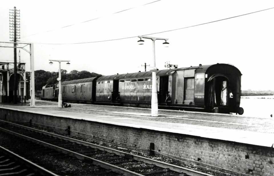 FALSK TRYGGHET: Det britiske postvesenet og jernbaneselskapet kjørte hver natt tog, fylt med post fra London til Glasgow. En regelrett fristelse på hjul for kriminelle. For 60 år siden ble fristelsen for stor. Her er lokomotivet og de to vognene ranerne stakk av med. Den siste vognen var full av penger.